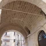A piano terra la porta d�accesso in legno � posta sotto un sistema di arcate doppie impostate su quattro possenti pilastri in mattoni bianchi